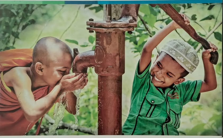 মোরা এক বৃন্তে দুটি কুসুম হিন্দু-মোসলমান। মুসলিম তার নয়ণ-মণি, হিন্দু তাহার প্রাণ॥