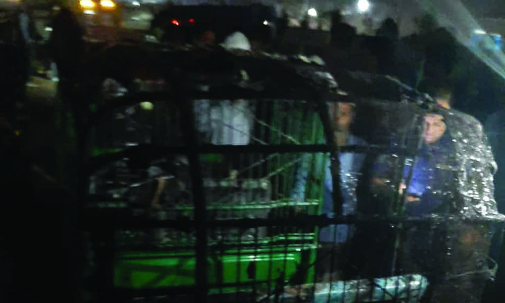 নারায়ণগঞ্জে যাত্রীবেশে সিএনজিতে আগুন দিল দুর্বৃত্তরা