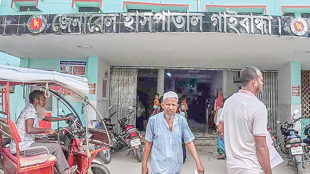 স্বাধীনতার ৫৪ বছর পরও চিকিৎসাহীন গাইবান্ধা সদর হাসপাতালঃ অচল ৯তলা ভবন, রোগীর স্রোতে ভেঙে পড়ছে হাসপাতাল- ক্ষুব্ধ রোগীরা