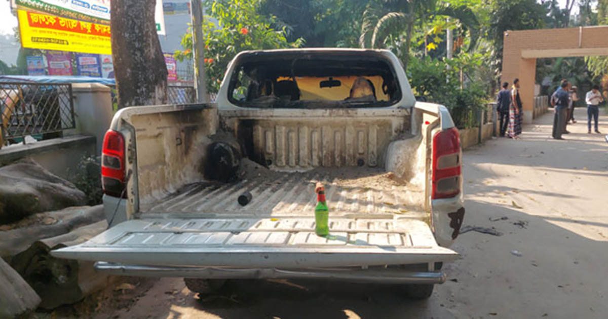 গোপালগঞ্জে গণপূর্ত অফিসে পেট্রোল বোমা নিক্ষেপ, গাড়িতে আগুন