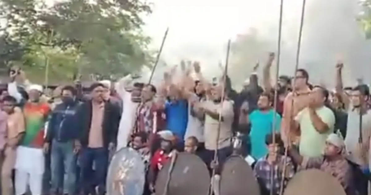 ভাঙ্গায় মহাসড়কে অস্ত্রের মহড়া: আ.লীগের অবরোধে যান চলাচল বন্ধ