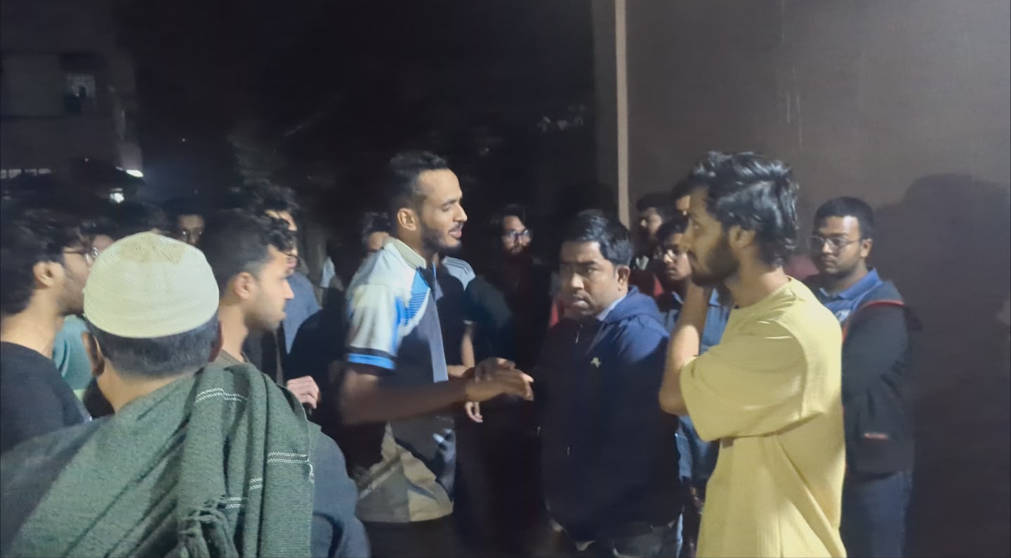 কুমিল্লা বিশ্ববিদ্যালয়ে আবাসিক হলে ঢুকে ছাত্রদল নেতা আতিকুর রহমান কর্তৃক শিক্ষার্থীকে মারধর