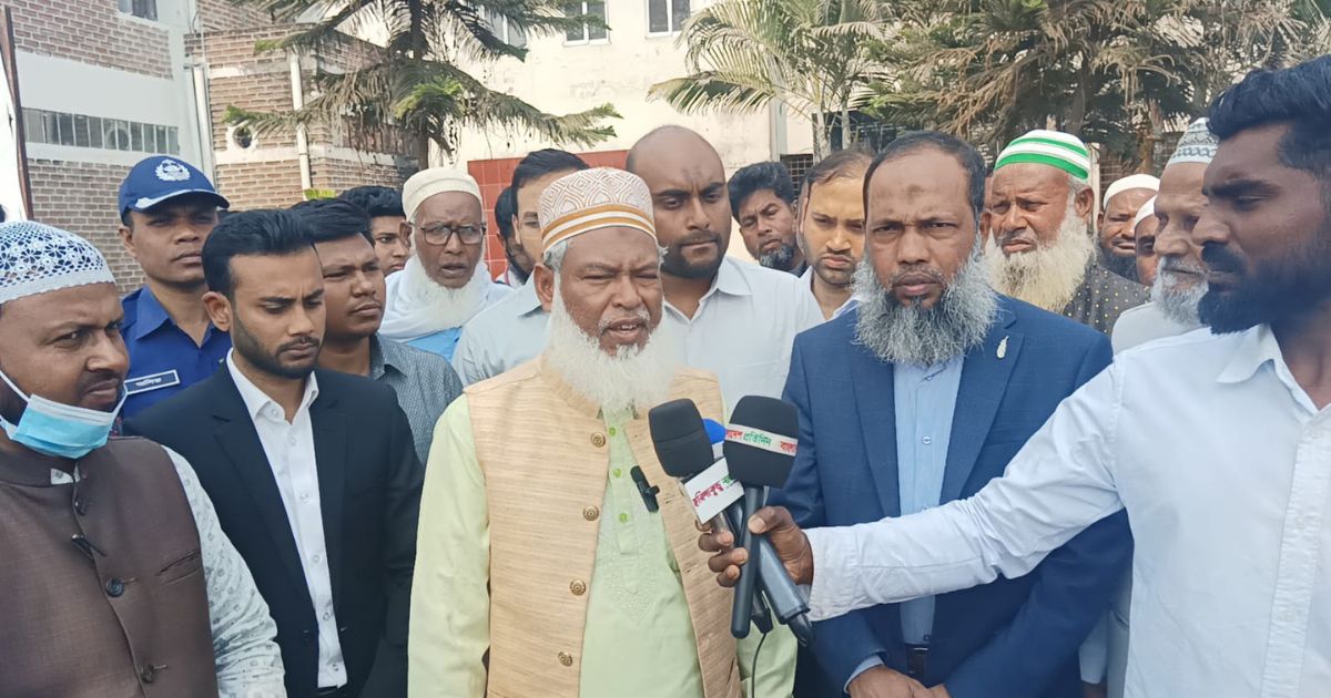 হরিনাকুণ্ডু উপজেলা স্বাস্থ্য কমপ্লেক্সে পরিষ্কার-পরিচ্ছন্নতা অভিযানে এমপি আলী আজম