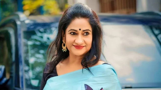 বড় ছেলেকে মারধরের অভিযোগ নিয়ে থানায় অভিনেত্রী মনিরা মিঠু