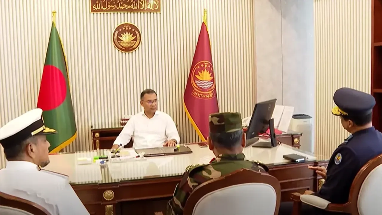 প্রধানমন্ত্রীর সঙ্গে তিন বাহিনী প্রধানের সৌজন্য সাক্ষাৎ