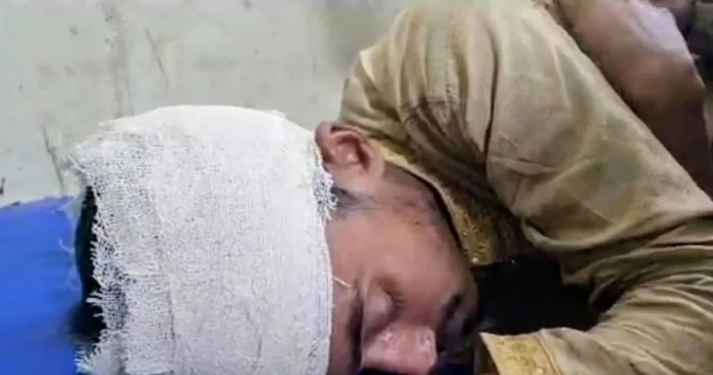 ভোটকেন্দ্রের সামনে বগুড়ার ধুনট ডিগ্রি কলেজ ছাত্রদলের সভাপতি মিলন মিয়াকে ছুরিকাঘাত